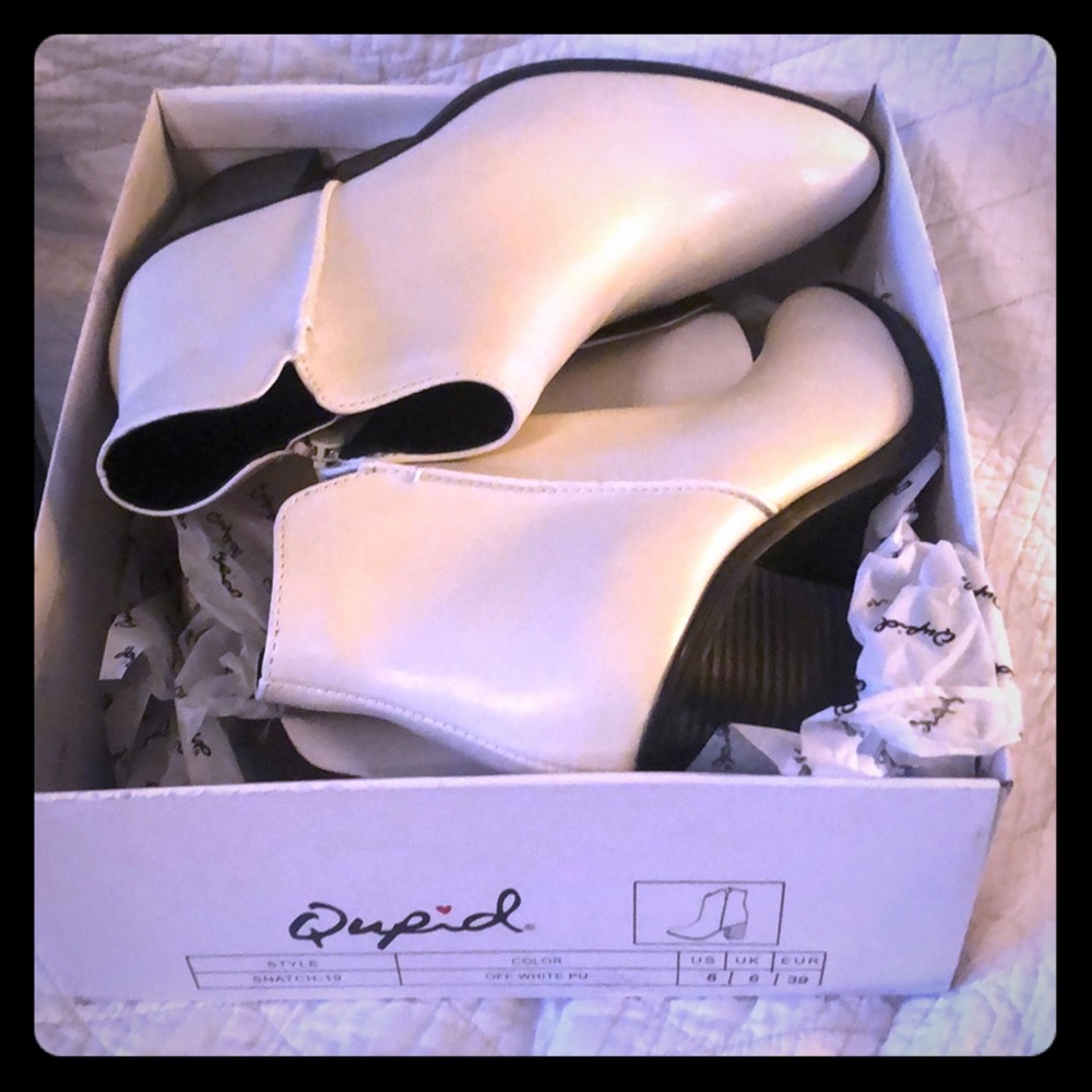 Qupid Cream  Booties .NWT . Vegan Leather